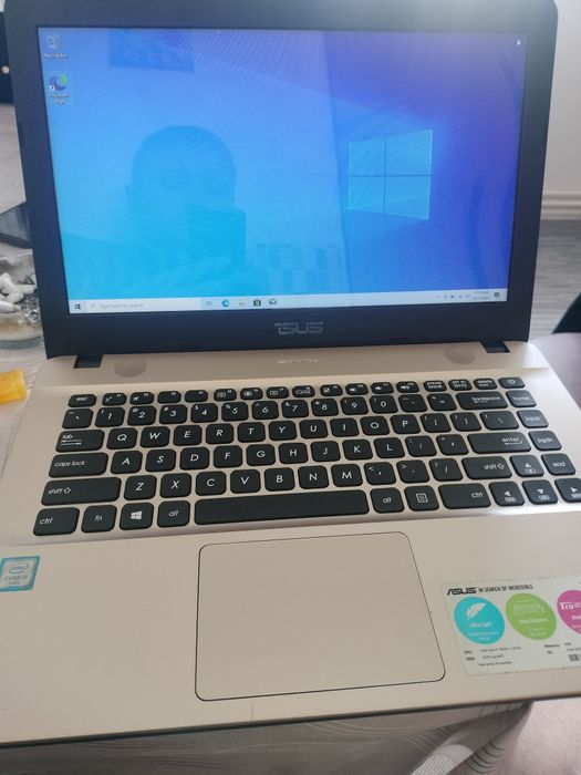 Vind Laptop Asus I3 perfect funcțional
