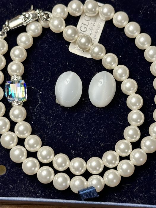 Колие перли класическо бели д елементи на Swarovski и бели перлени оби