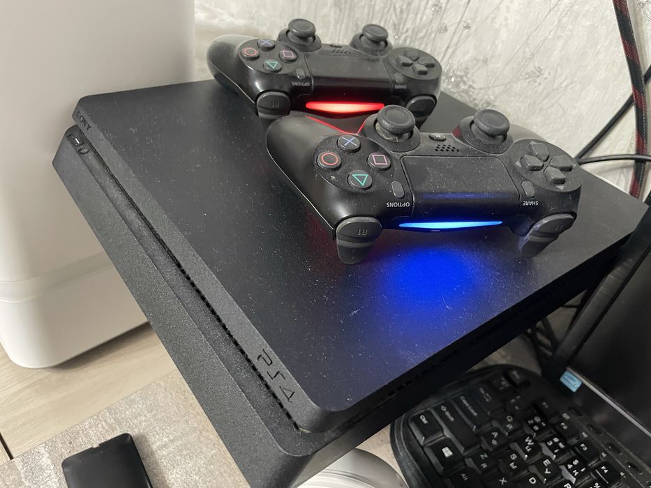 PS 4 продам в отличном состояний(прошитая) игры закачены