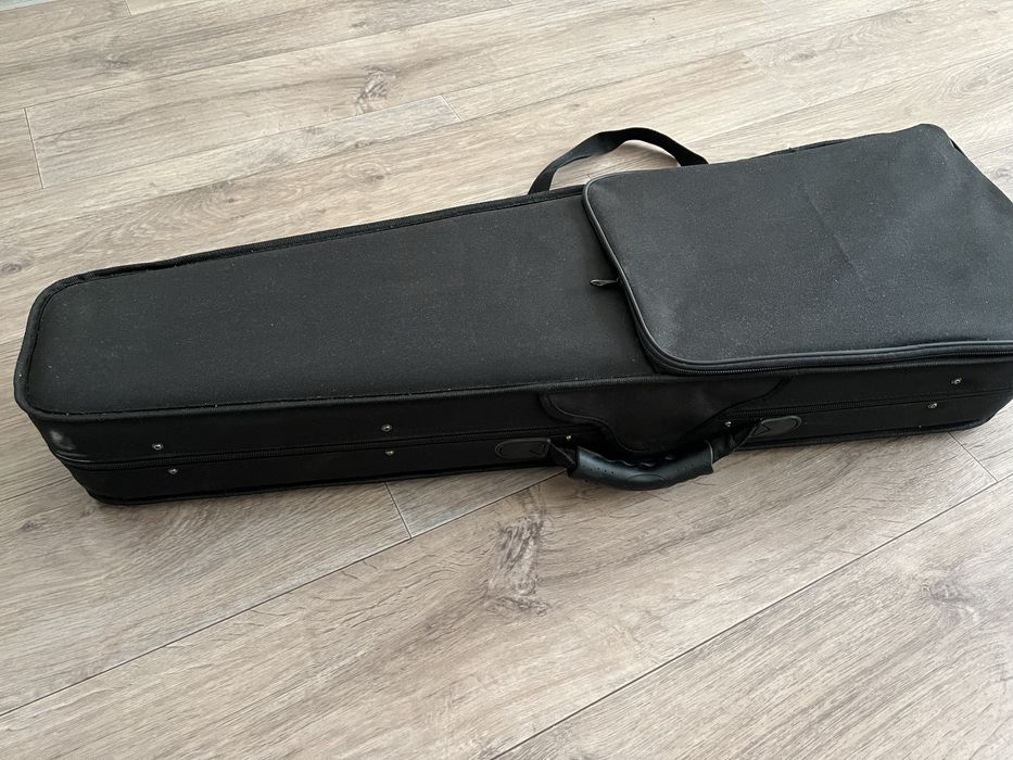 Скрипка 4/4 Хорошего качества, в комплекте идёт канифоль и доп, струны