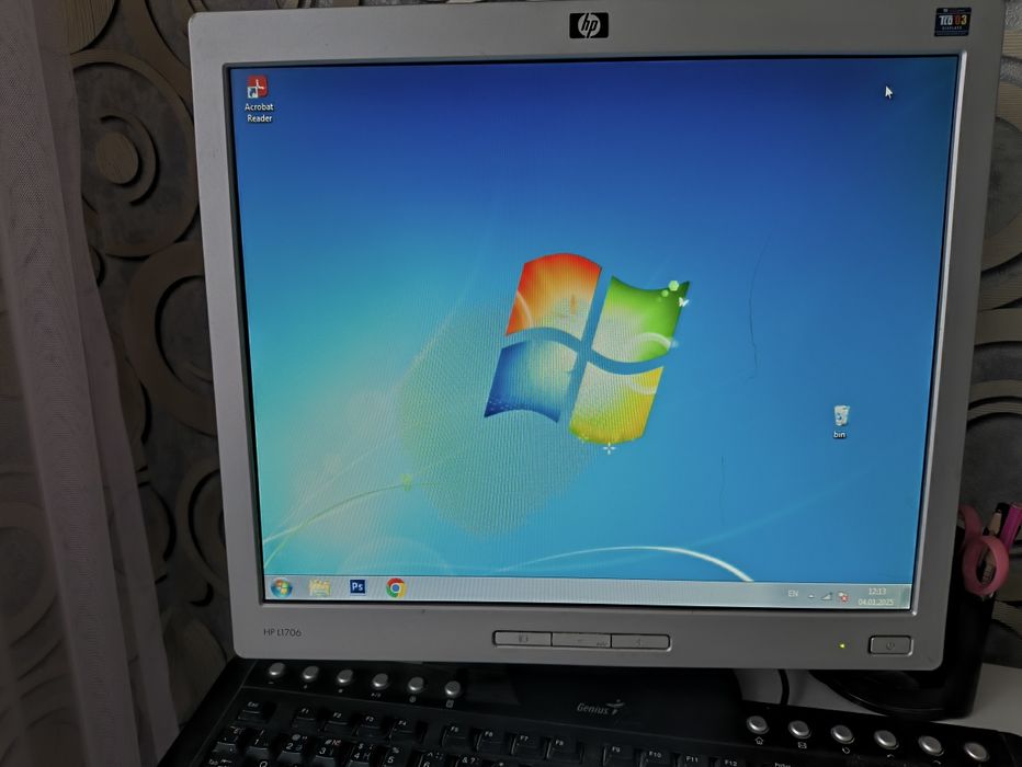 Компьютер с монитором и клавиатурой.