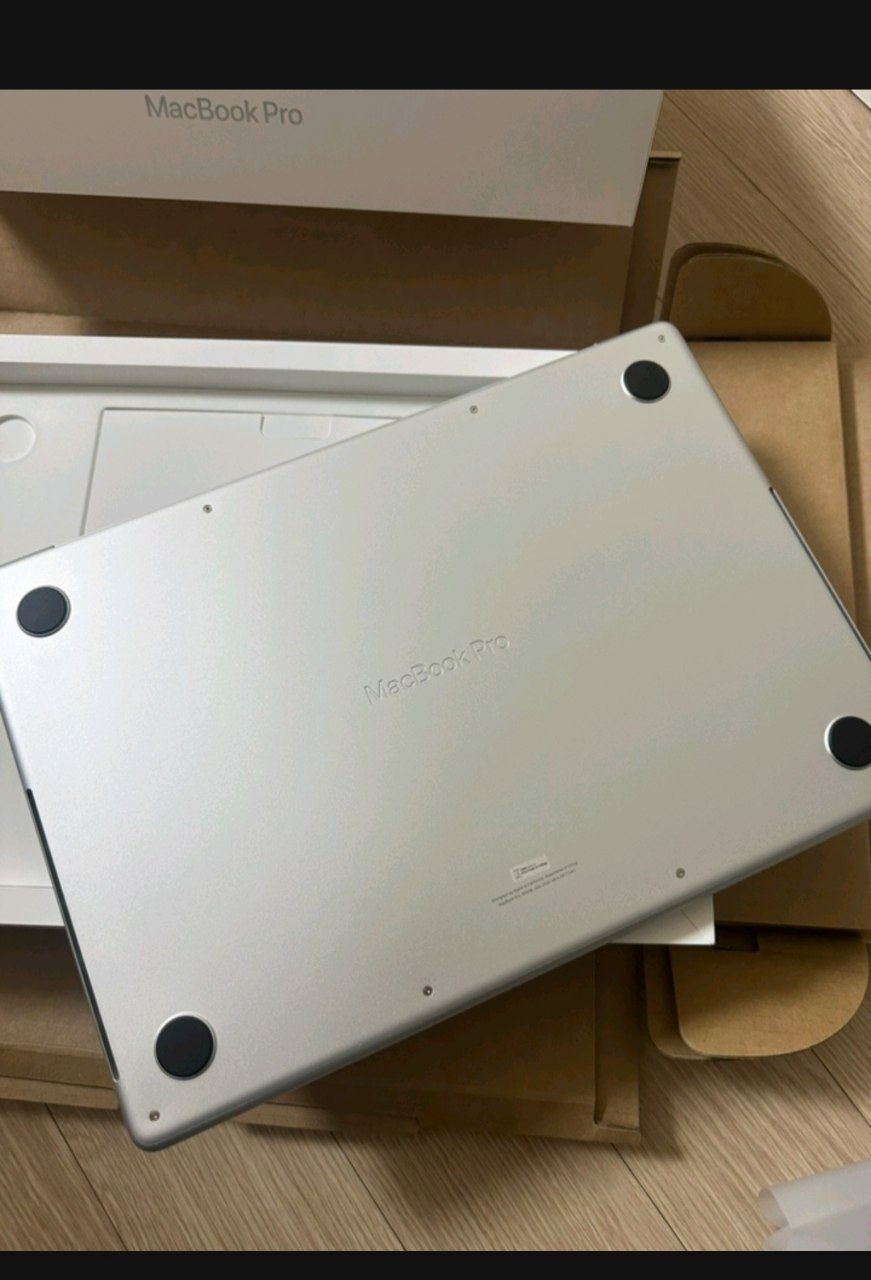 MacBook Pro M4 Pro silver 14 dyum 24GB/1TB  full box sotiladi