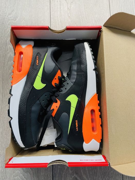 Маратонки Nike и Adidas