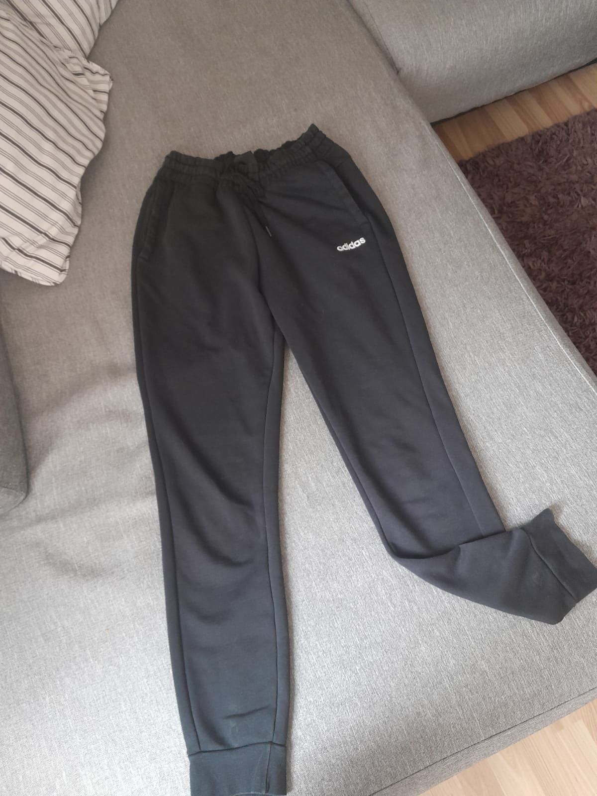 Pantaloni adidas,Vând urgent !!