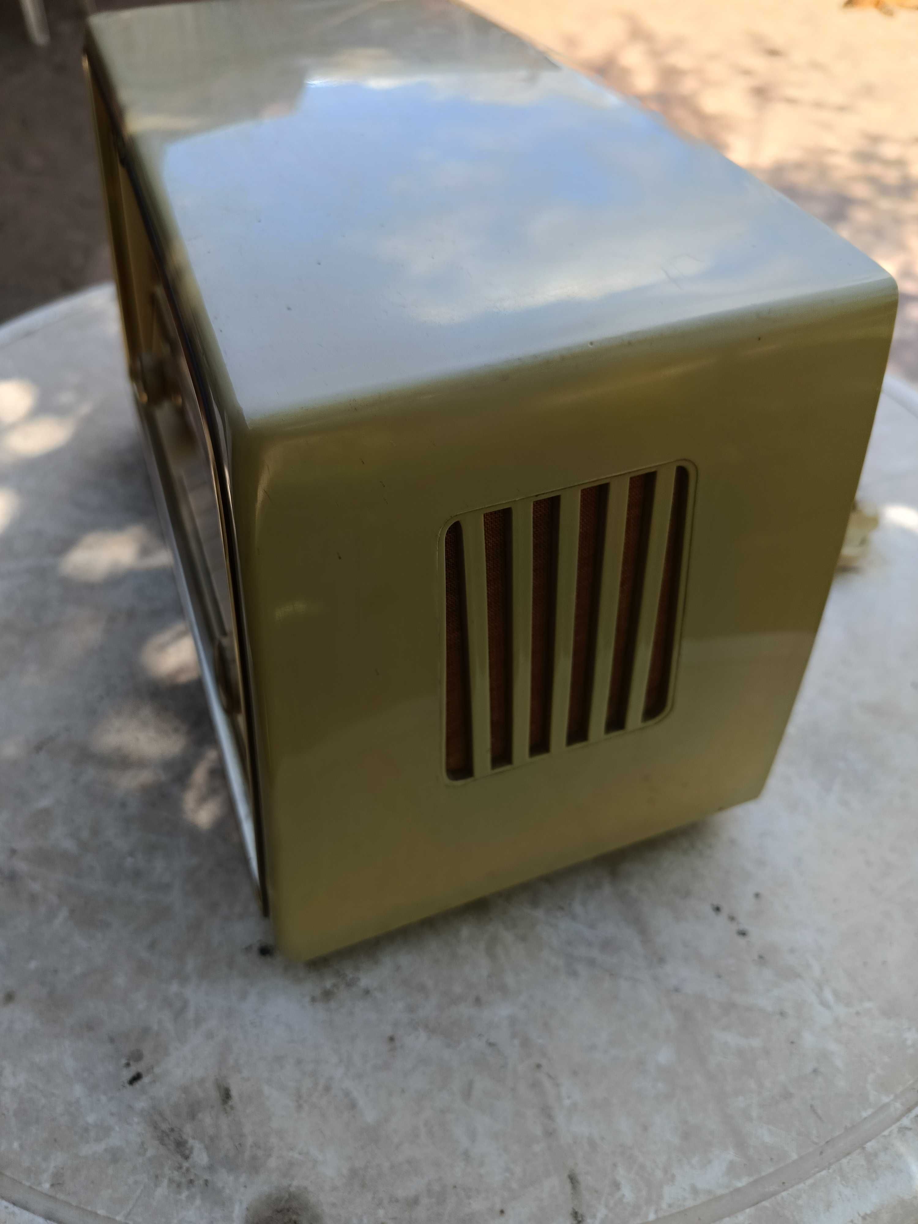 Лампово радио "Grundig", отлично състояние, УКВ, работещо.