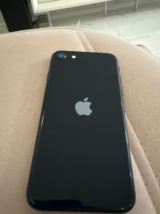 Продавам iPhone SE (2020, 64GB)