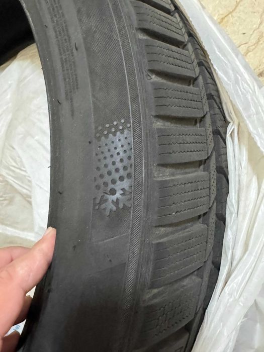 Set 4 anvelope iarnă KUMHO aproape noi – 2x 275/35 R20 + 2x 245/40 R20