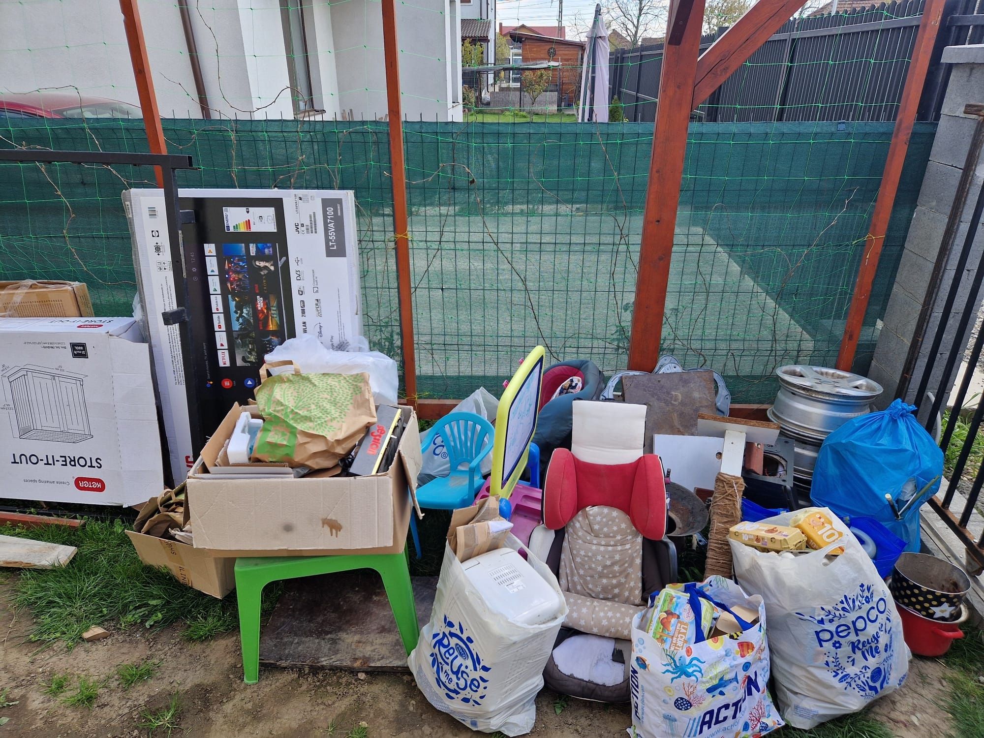 Facem debarasari in gospodarii,ridicam saci cu moloz SI deseuri din co