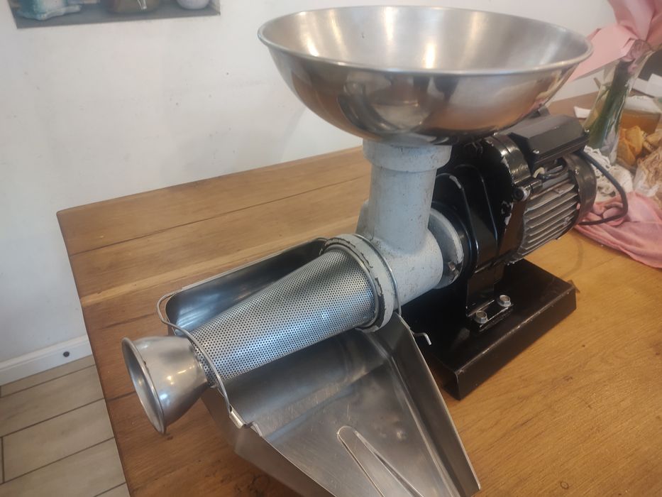 Mașină electrică de stors roșii REBER nr 5 (modelul mare)