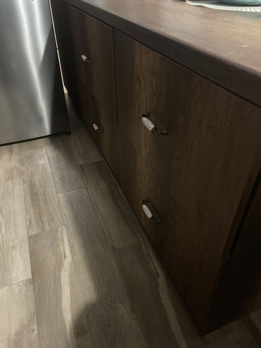 Маса тип островна с чекмеджета  няма забележки