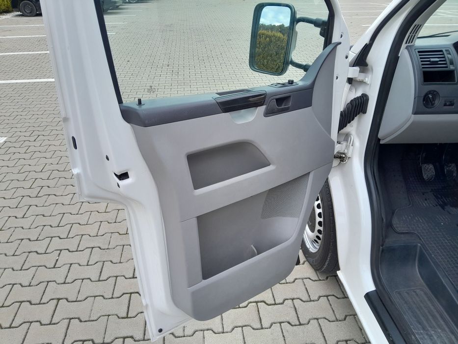 Volkswagen Transporter . DOKA  VW  T5