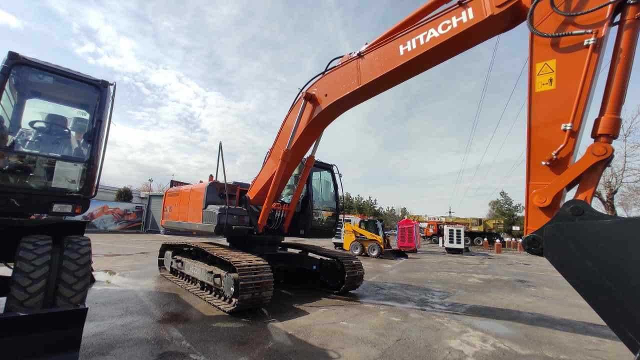 Гусеничный экскаватор Hitachi ZX240-5A