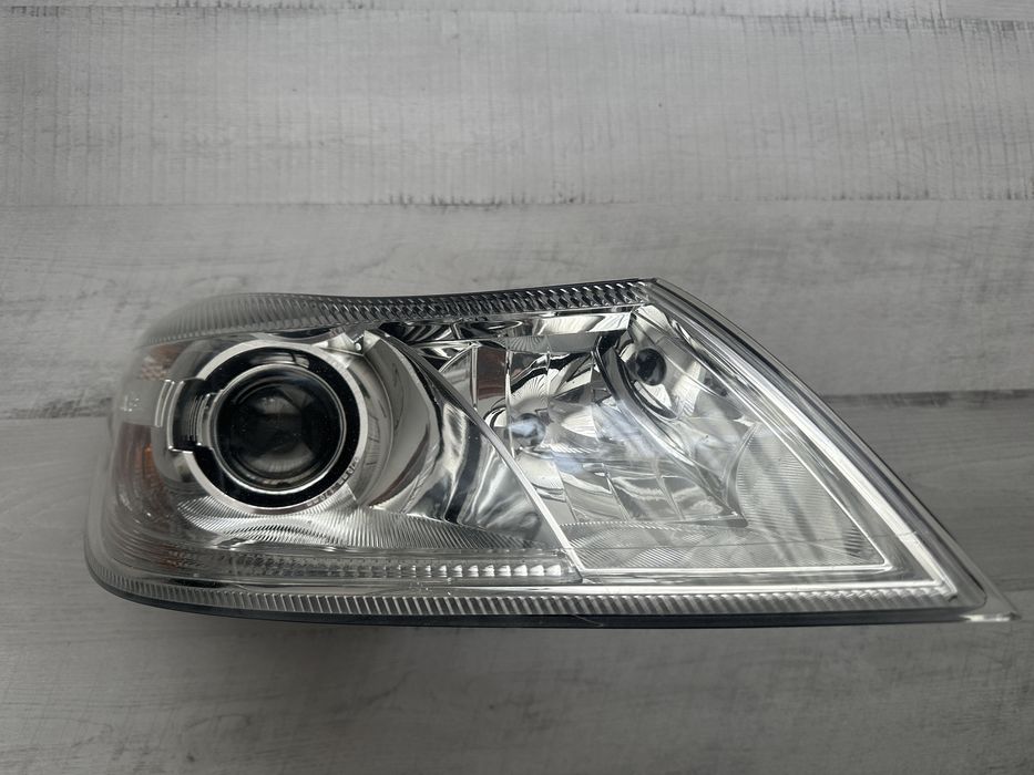 Far dreapta skoda octavia 2 fl facelift xenon adaptiv Europa