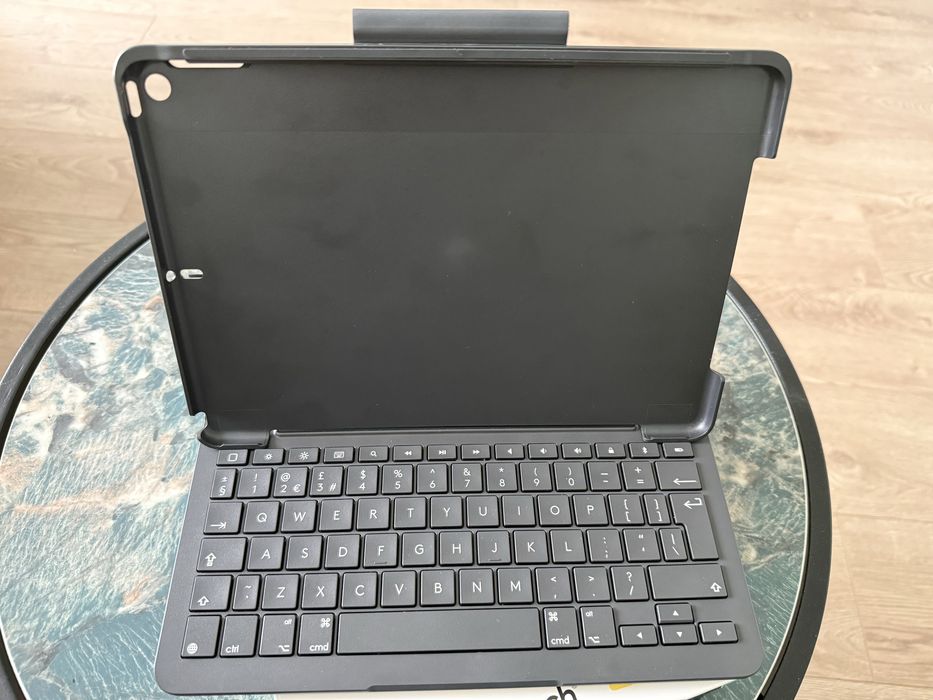 Калъф клавиетура Logitech Slim Folio за Ipad Air и Ipad Pro