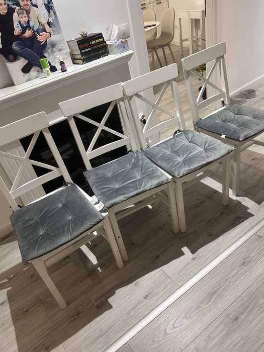 Vand set 4 scaune Jysk cu tot cu pernute 150 de lei