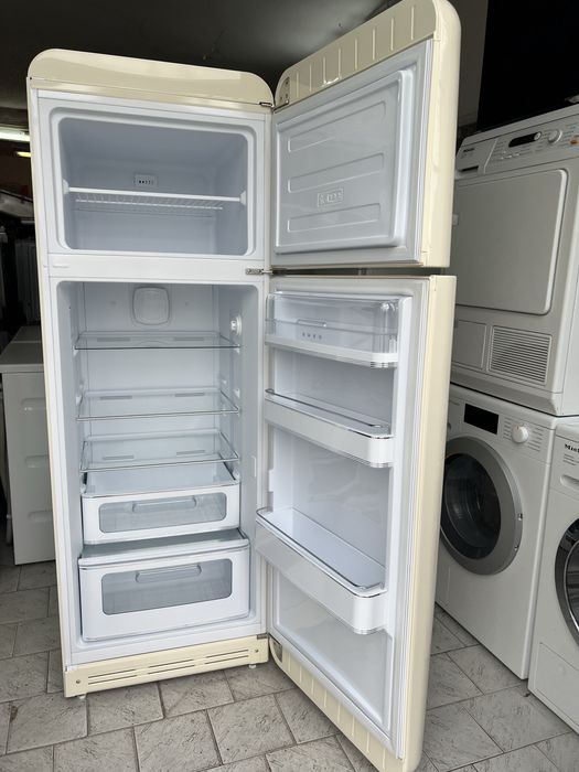 Хладилник Smeg цвят крем