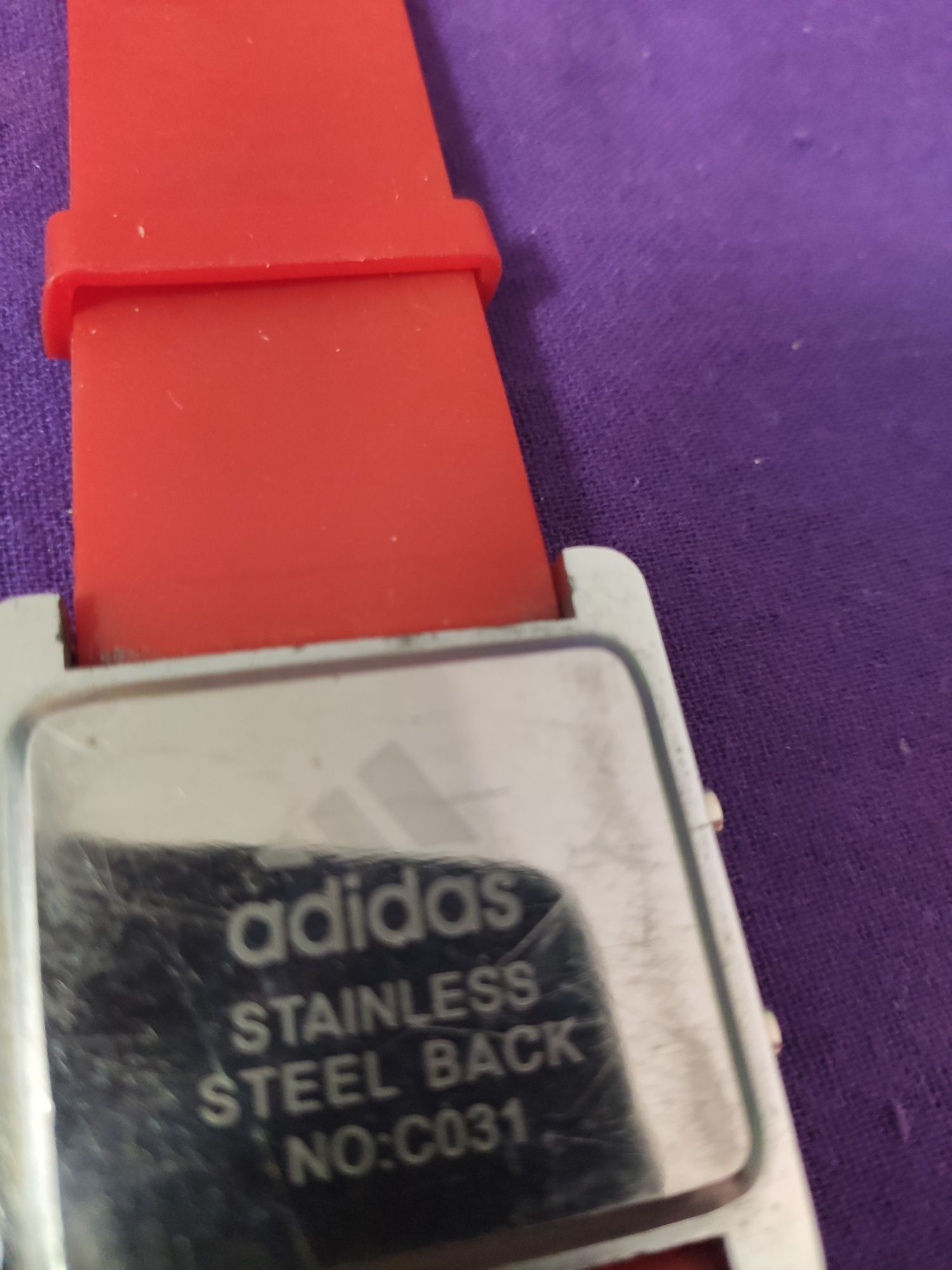 LED Часовник Adidas неработещ, може би трябва да се смени батерията