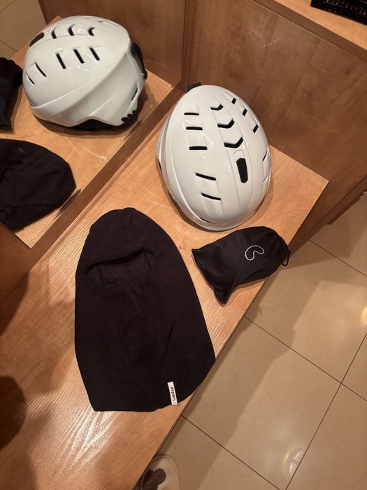 Каска, очила и маска за ски/сноуборд.