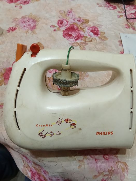 Ръчен миксер PHILIPS и света зъбни колела който задвижват бъркалките