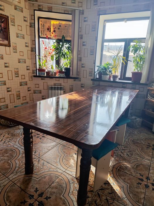 Стол для гостевой