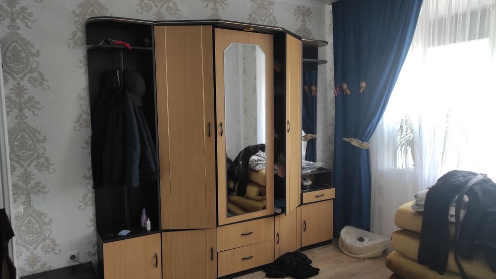 Продам прихожую шкаф