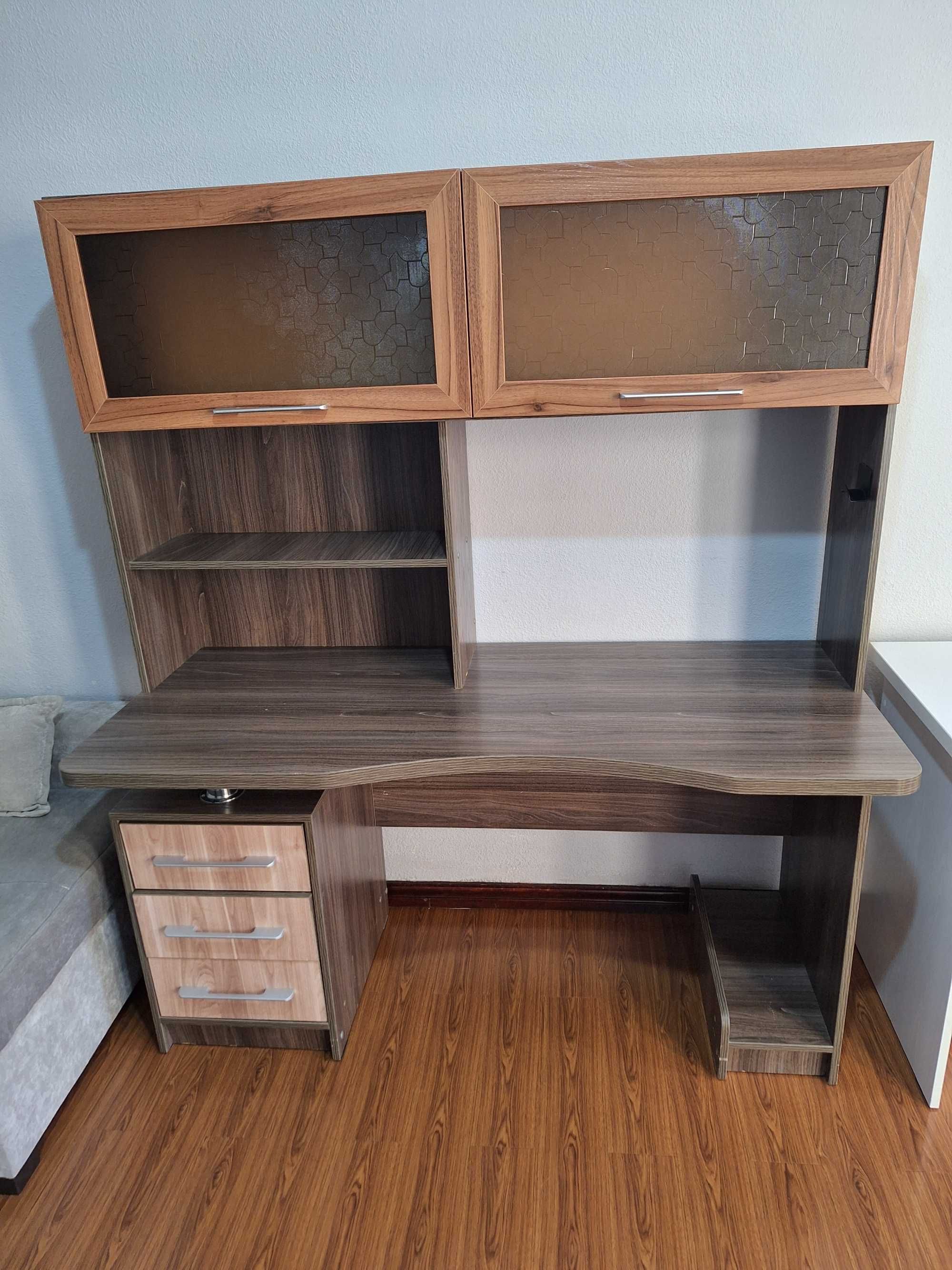 Продам отличный, качественный компьютерный стол, размер-150х65х170
