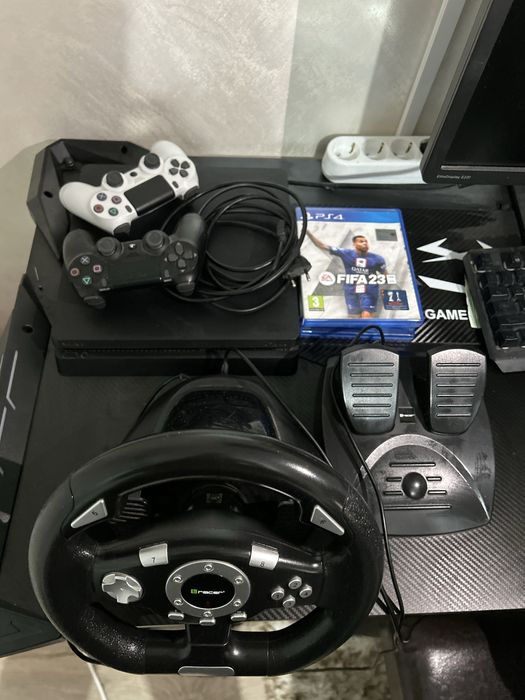 Vand Ps 4 cu doua manete si trei jocurii ! Si volan cu pedale