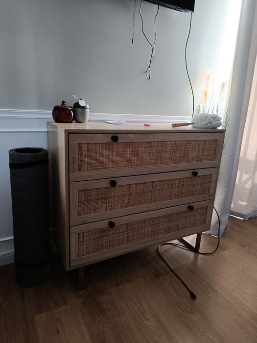 Vand comoda pentru dormitor