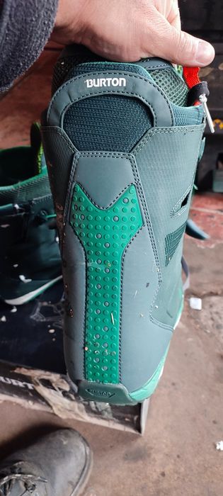 Burton oyoqkiyim sotiladi