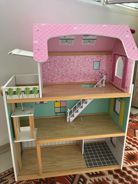 Къща за кукли с играчките към нея