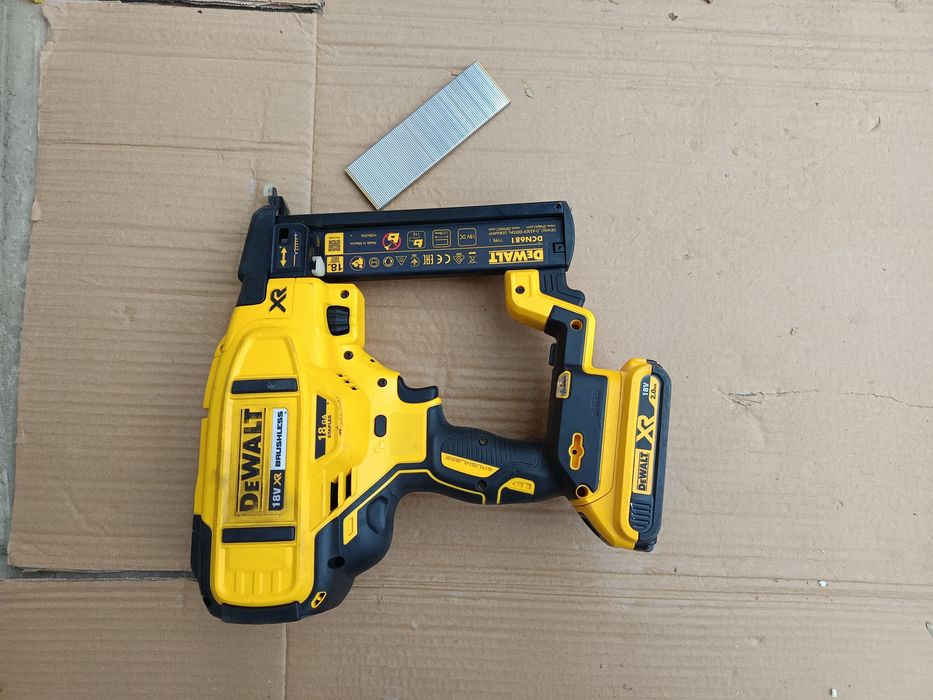 Dewalt 18 v brushless pistol capse U