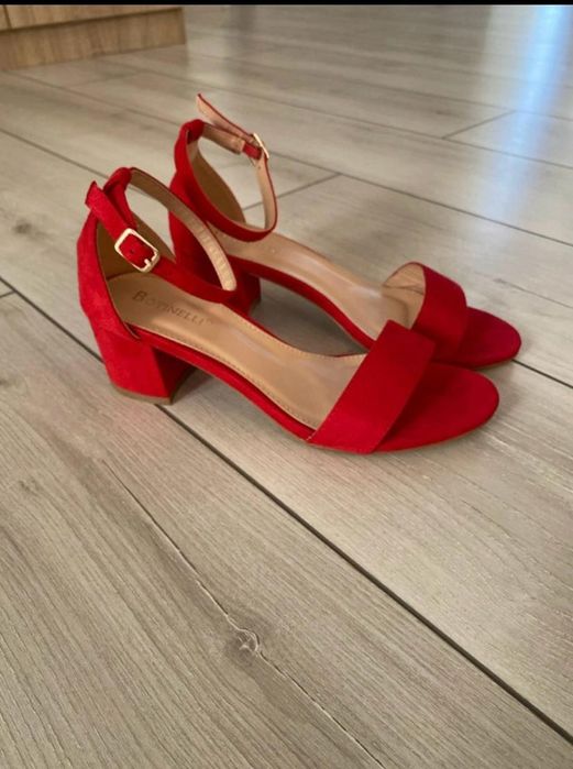 Sandale noi ,70 lei.