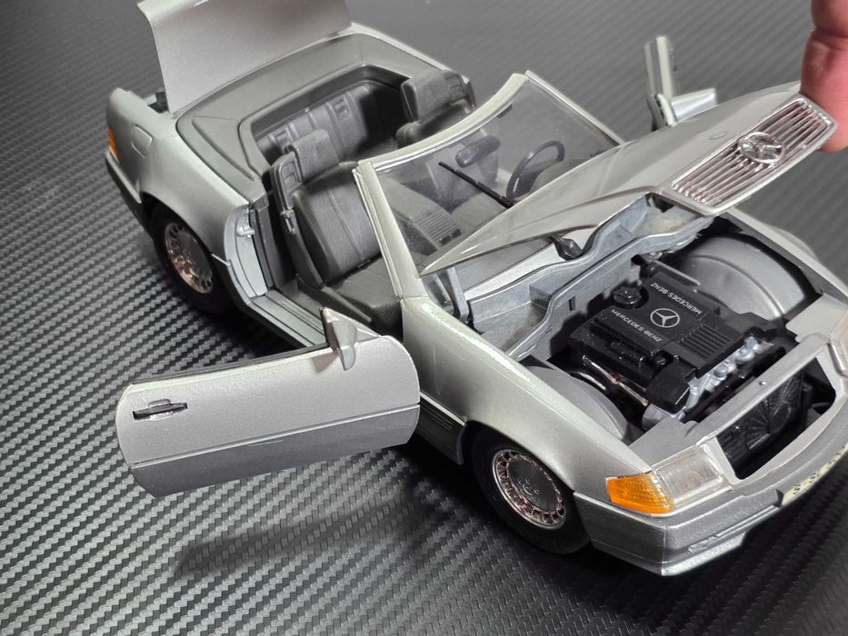 Macheta Auto 1/18 Revell Mercedes Benz 500 SL 1989 Gri