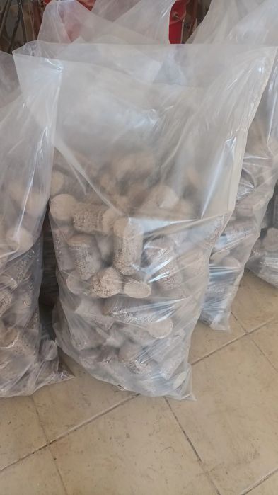 Vând peleti și brichete