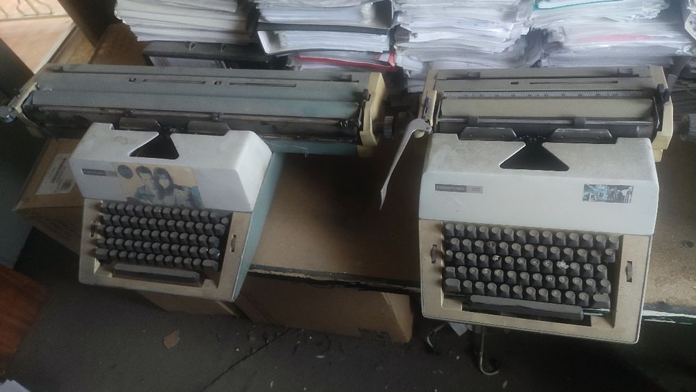 2 броя  пишещи машини