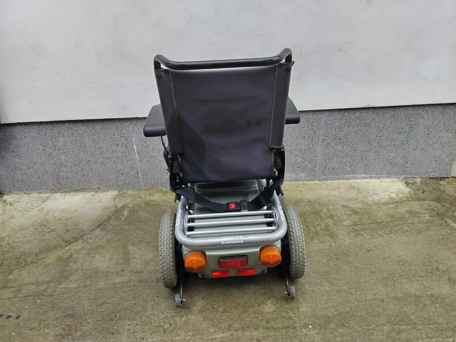 Cărucior scaun electric pentru persoane cu dizabilități