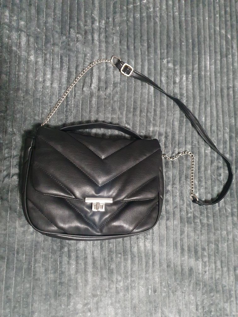 Черна дамска чанта с дълга дръжка