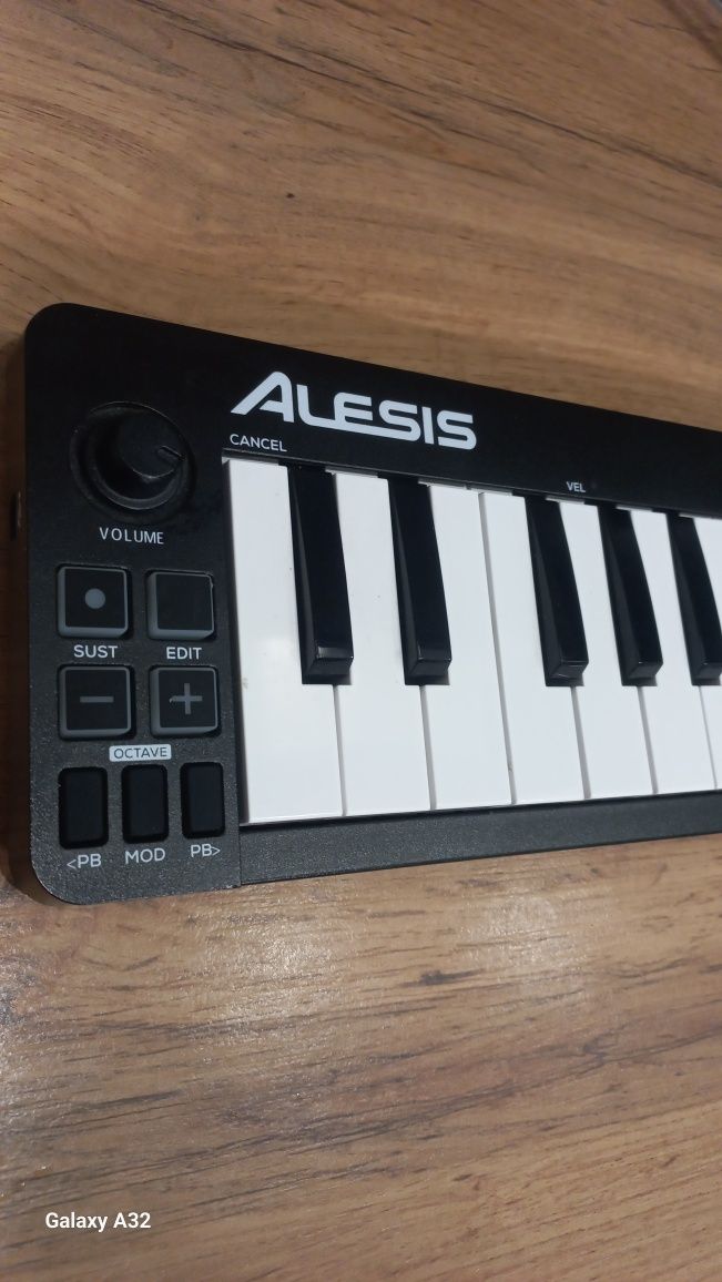 Alesis миди клавиатура