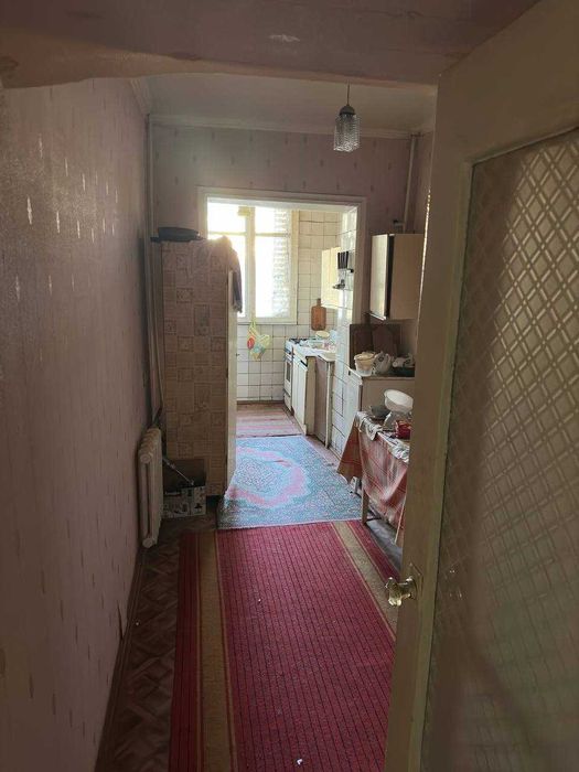 своя 2х комнатная  без ремонта. на первом этаже
