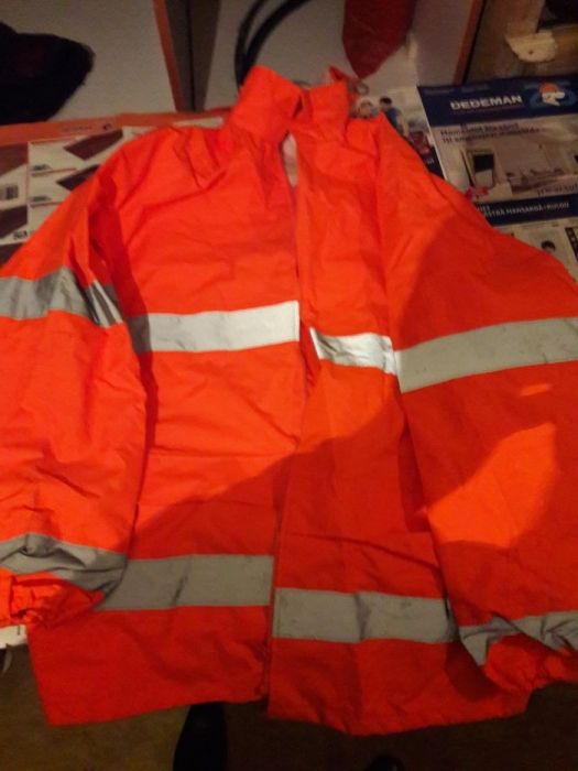 Vand haina reflectorizanta groasa asemanatoare cu cele de pe ambulanta