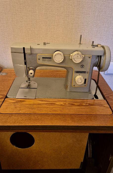 Продам швейную машину Подольск 142