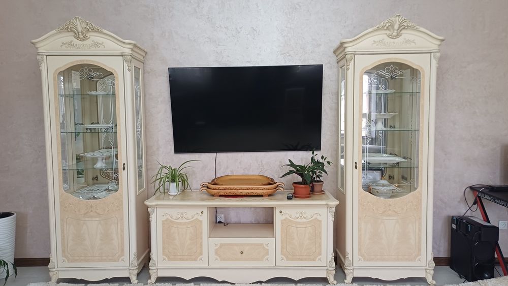 шкаф витрина (две) и ТВ тумба. Продается по хорошей цене
