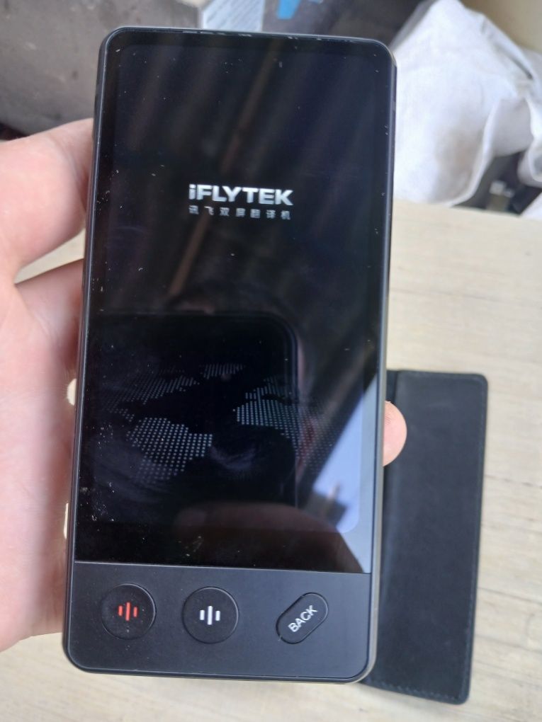 Устройство на изображении — это двусторонний переводчик iFLYTEK AIT-P1