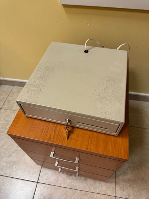 Каса, чекмедже за банкноти с регулируеми прегради