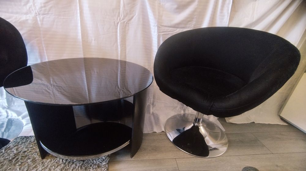 Set măsuță cafea din lemn si sticlă și 2 scaune ajustabile, rotative.