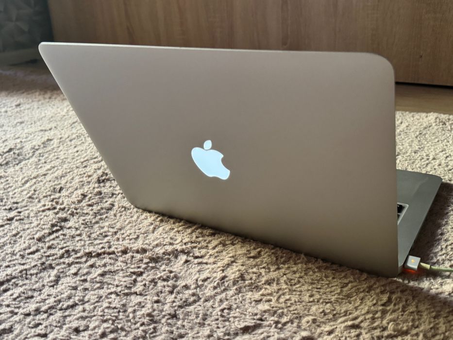 Macbook air 13 negociabil