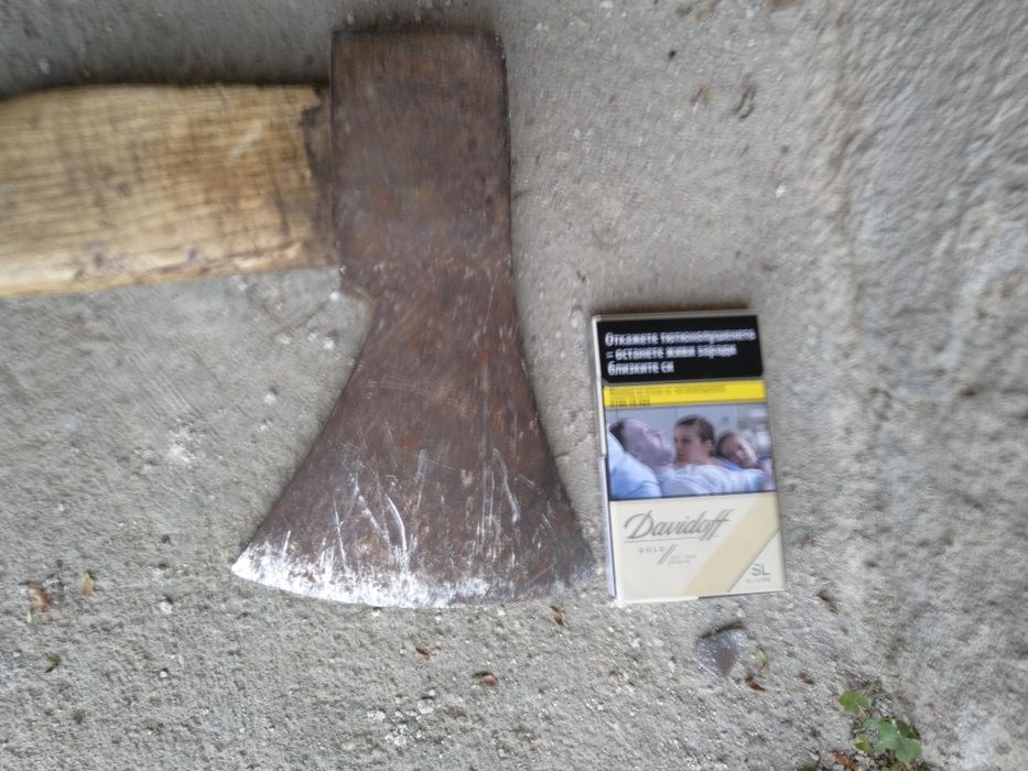 Продавам две Немски антикварни брадви големи Пожарникарски