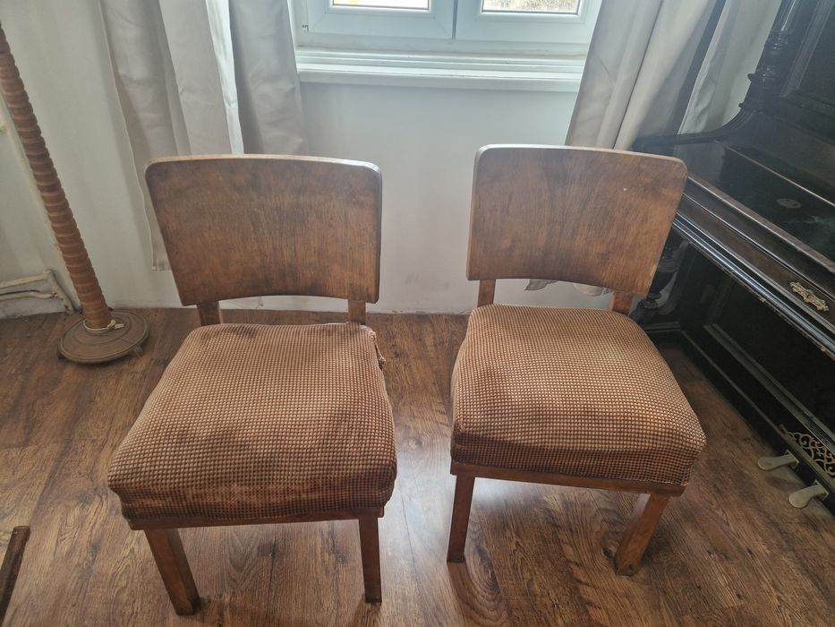 Три броя столове