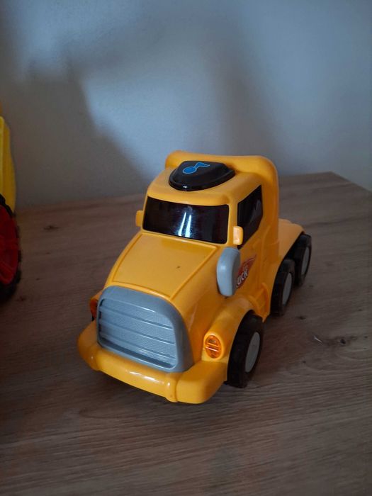 Vand lot cu doua jucarii ( excavator si camion)