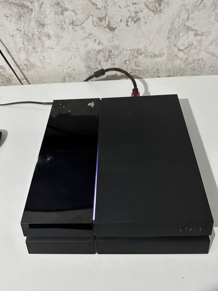 PS4 - 512 GB, 2 оригинальных геймпада, 4 игры на дисках